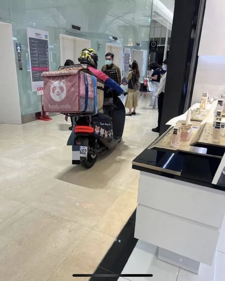 外送員牽車進漢神巨蛋百貨內，直抵化妝品專櫃區。翻攝自臉書外送員的奇聞怪事