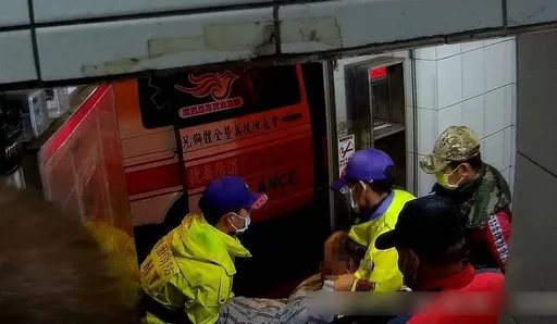 獨居男天冷中風倒臥住處6天　房東報警救援挽回一命