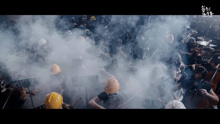 公視《藝術很有事》節目規畫《榮光燦爛》專題，從創作社運歌曲的角度記錄反送中運動的發展。公視提供