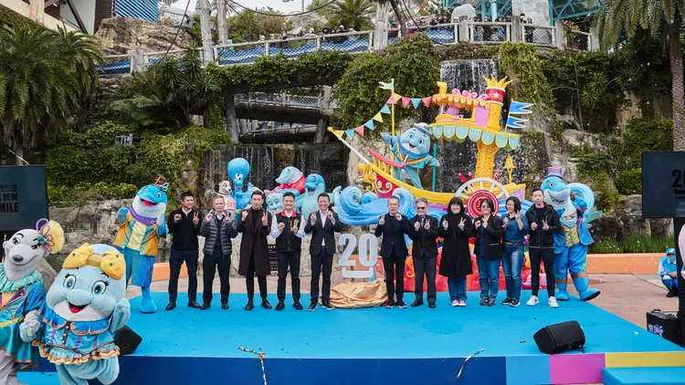 遠雄海洋公園20週年邀請金曲視覺設計師顏伯駿以All New Smile嶄新的笑容為設計靈感。遠雄海洋公園提供