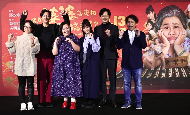 監製陳慧玲（左起）、炎亞綸、鍾欣凌、黃姵嘉、張書偉、許傑輝開心合影。林林攝