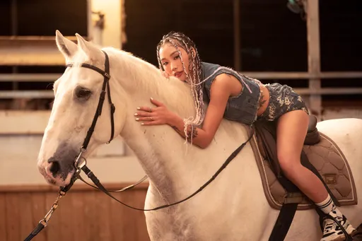 性感女團FORMOSA SEXY騎白馬被舔濕 翻版朴信惠母胎單身穿內衣入鏡