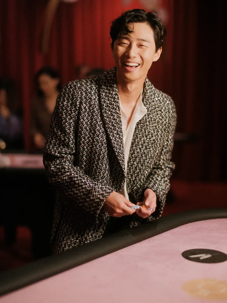 朴敘俊當天身穿黑白斜紋軟呢外套，帥氣亮相。品牌提供
