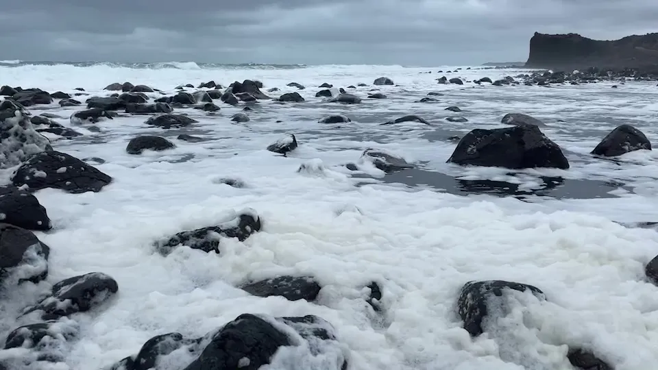 11級強陣風隨寒流來襲 澎湖小門「飛雪」!浪花泡泡漫天飄|壹蘋新聞網