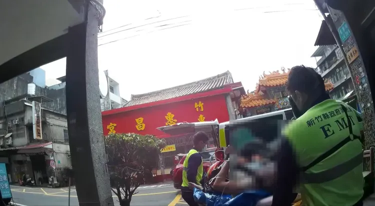 送醫畫面。警方提供