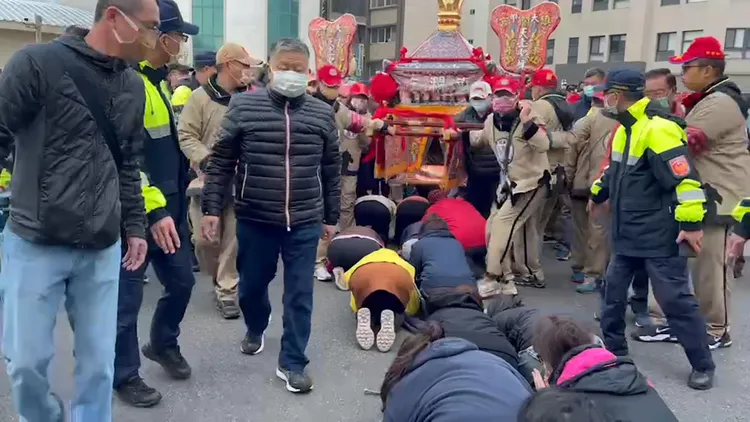 澎湖信徒不捨大甲媽要回鑾，把握離開前鑽轎腳跪地祈福。許逸民攝