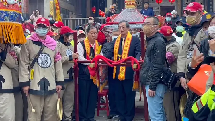 開台天后宮主委蔡光明、百世多麗集團董事長藍俊昇賢伉儷等人共同恭送大甲媽出廟。許逸民攝