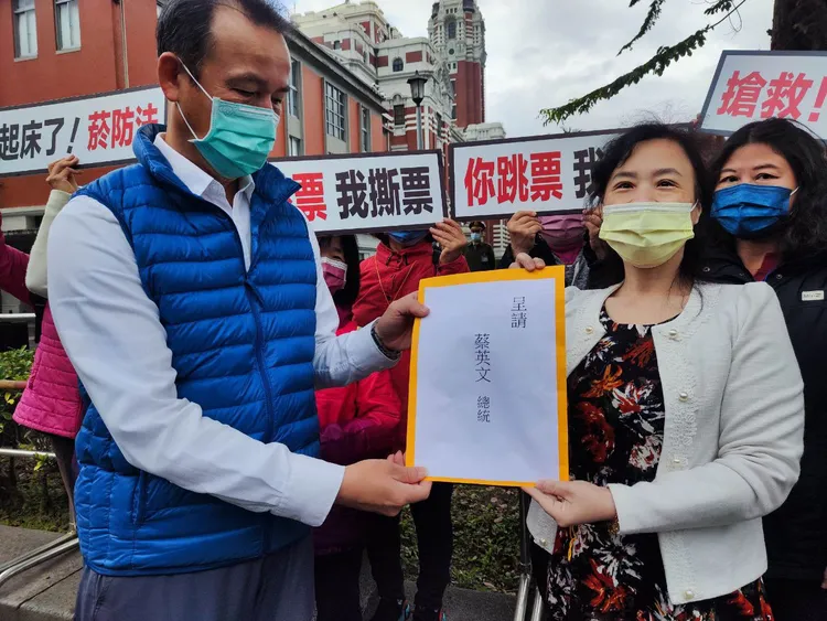 何若萍遞交陳請書給總統蔡英文。翻攝畫面