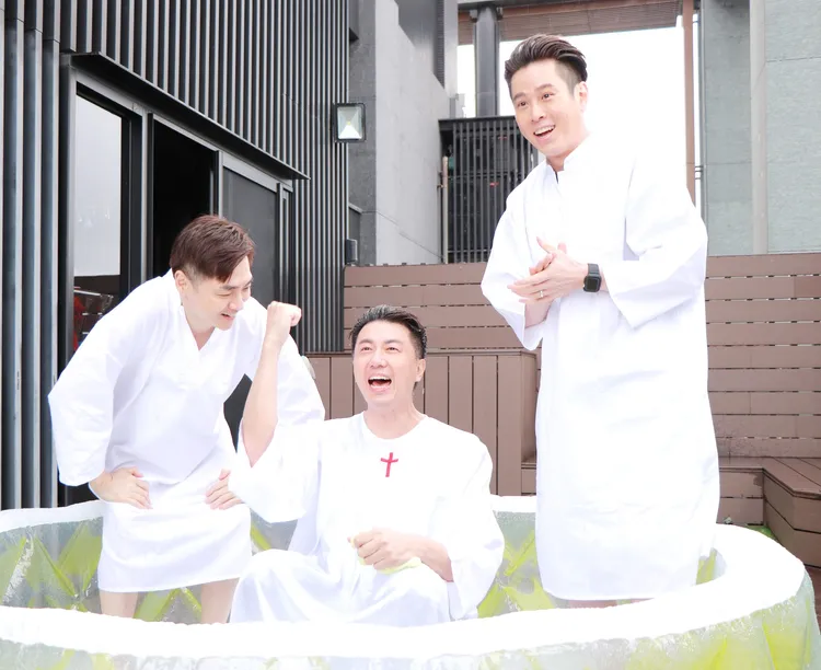 宋逸民（左）和吳東諺（右）今年為吳皓昇受洗。翻攝藝起發光臉書