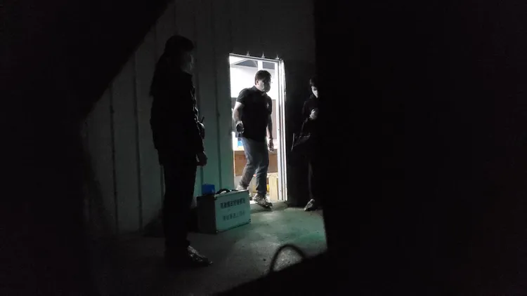 29日槍殺案發生後，警方到鐵皮工廠採證。王勇超攝