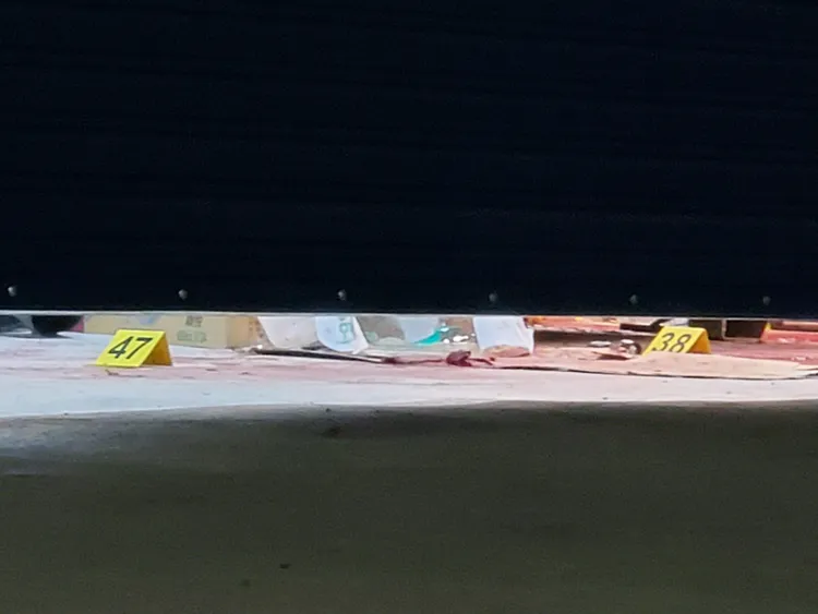 鐵皮屋地板上有大灘血跡，警方採證時尋獲3枚彈殼。王勇超攝