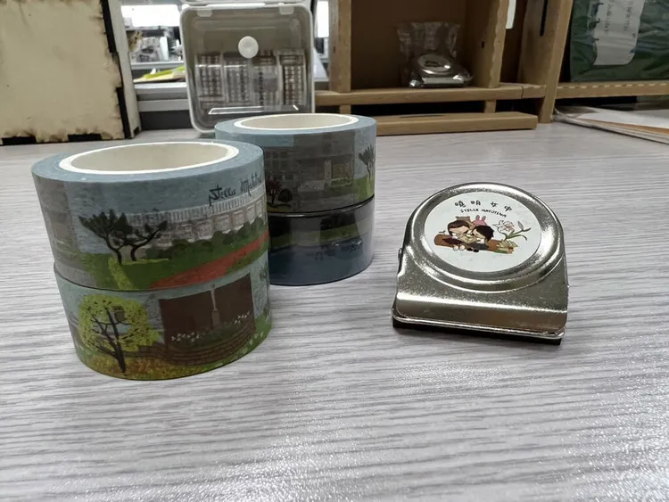 曾與京都橘高校交流的曉明女中管樂班，準備別出心裁的磁鐵及貼紙膠帶等耶誕禮，請文總在佳節前夕代致贈給吹奏樂部學生們。文總提供