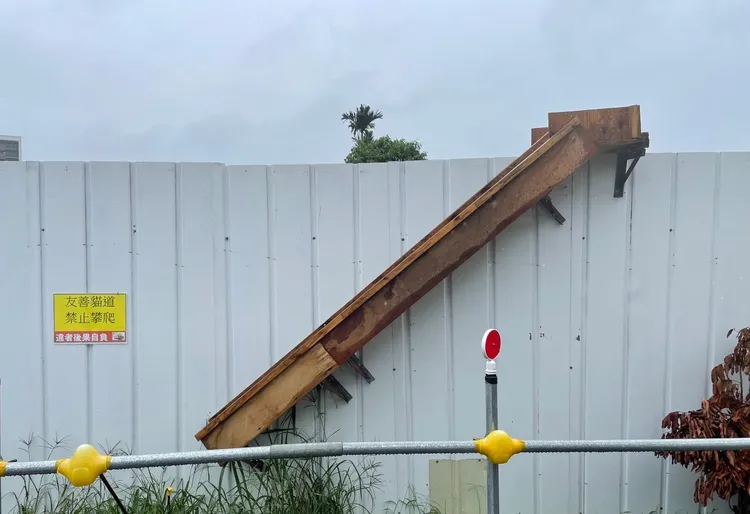 為避免浪貓誤入工區後受困，施工團隊在圍籬上架設友善貓道。地政局提供