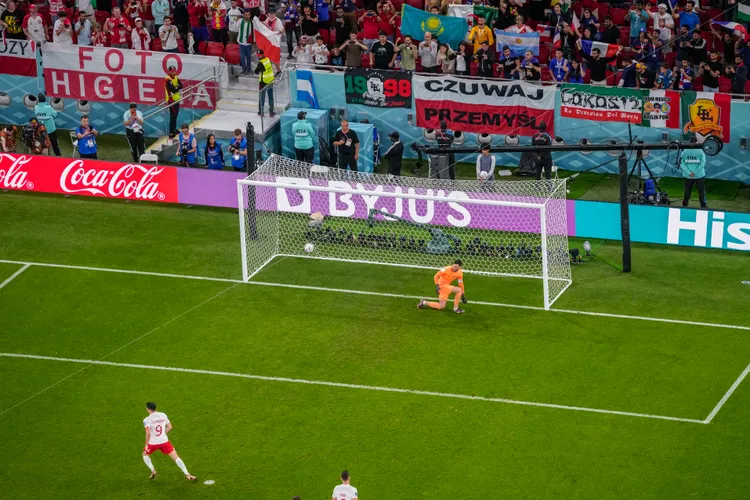 波蘭萊萬多夫斯基在傷停補時罰進12碼後，本屆世界盃畫下句點。  美聯社