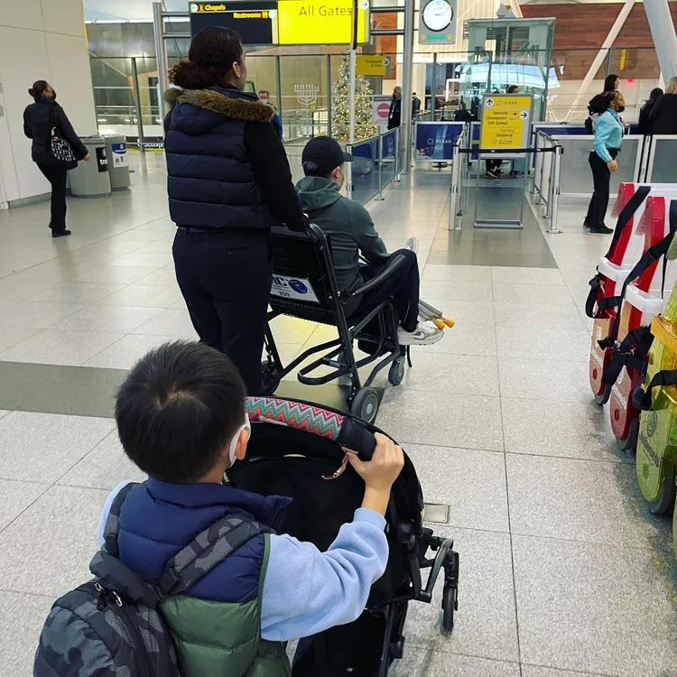 林可彤上周帶著不良於行的老公跟2個兒子搭機。翻攝林可彤臉書