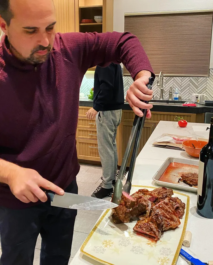 林可彤讚嘆「原來美國老公人人會煎牛排」。翻攝林可彤臉書