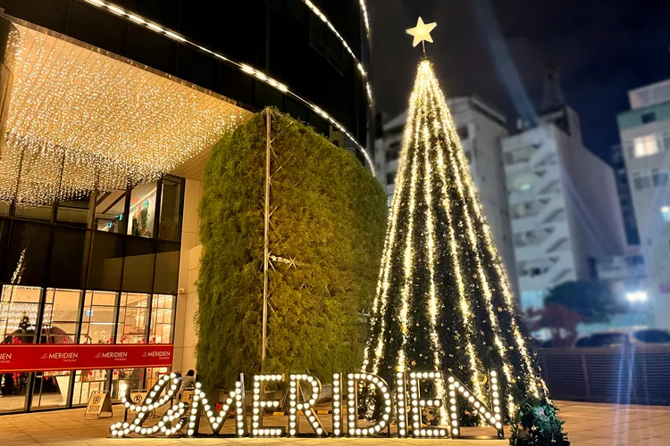 李方艾美酒店聖誕樹點燈，晚間看來特別溫暖。李方艾美酒店提供