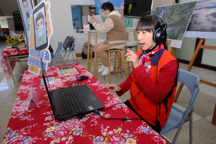 新竹縣政府一樓大廳服務台成立手語視訊翻譯服務專區。縣府提供