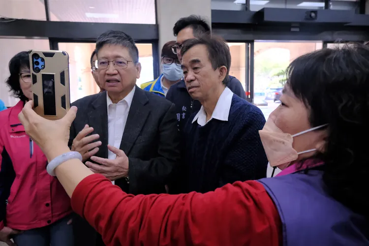 楊文科體驗手語視訊LINE服務。縣府提供