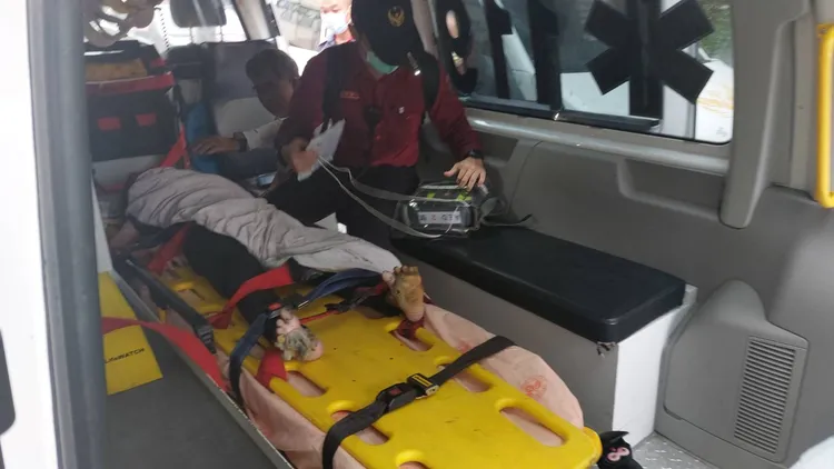 3姊弟救出時已沒有生命跡象，圖為最小妹妹送醫搶救畫面。楊永盛攝