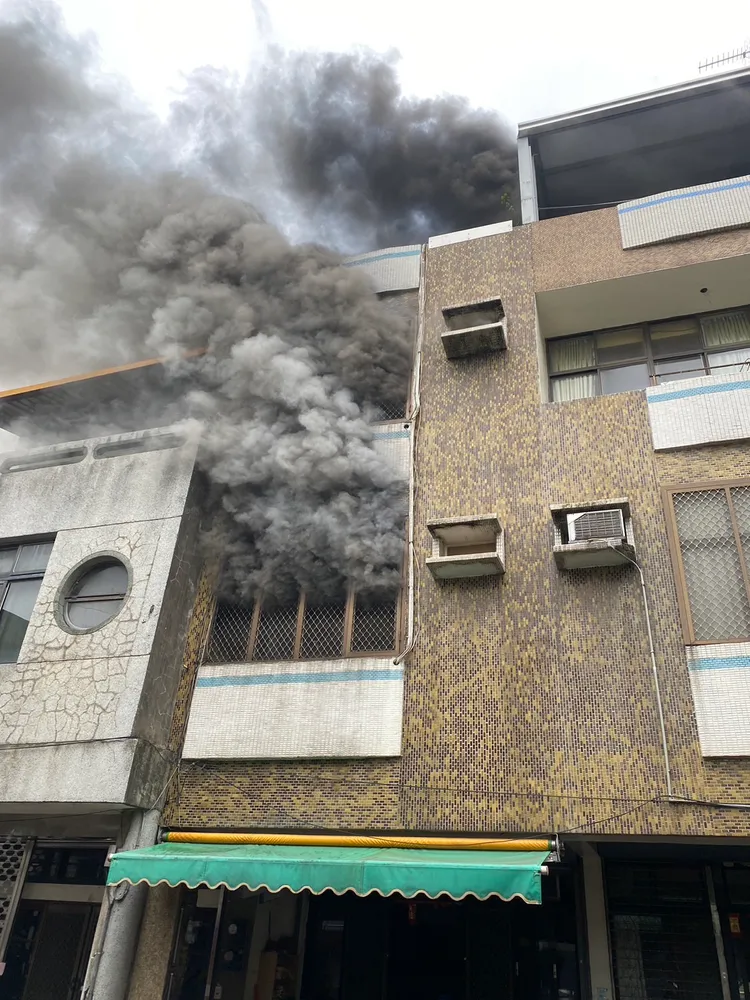 消防局人車抵達時，濃煙不斷竄出。民眾提供