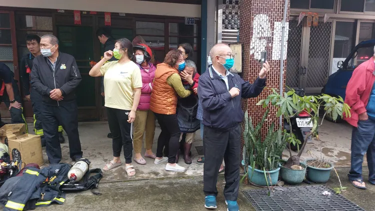 親人無助哭泣。楊永盛攝