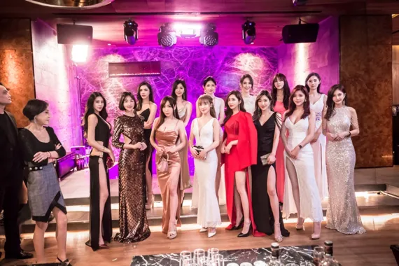 《山中森林》用非常寫實的方式呈現在林森北的點滴。禾力文創提供
