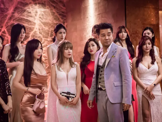 李千娜飾演的小靜是因為下球輸錢而下海的酒店小姐，被謝承均飾演的黑道大哥用賭控制。禾力文創提供