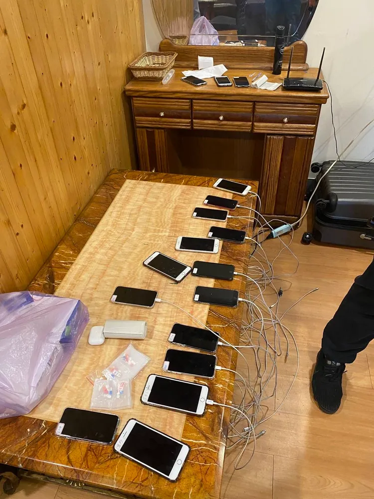 警方在現場查獲64支手機。讀者提供