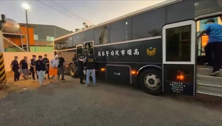 警方攻堅逮捕9名詐騙集團嫌犯。讀者提供