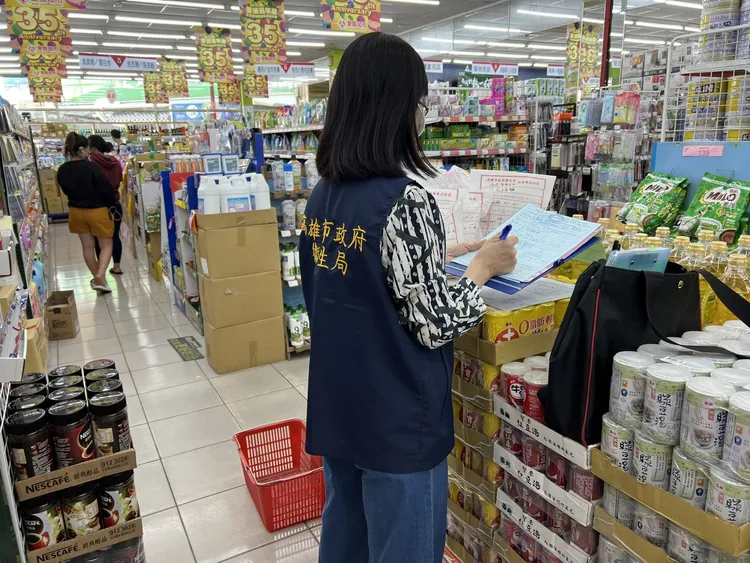 稽查人員於大賣場採檢肉品。衛生局提供