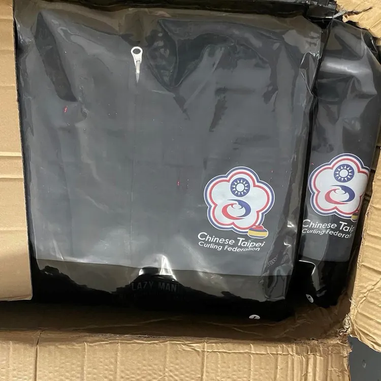 鳳梨緊急支援印製LOGO的厚外套。翻攝自鳳梨臉書