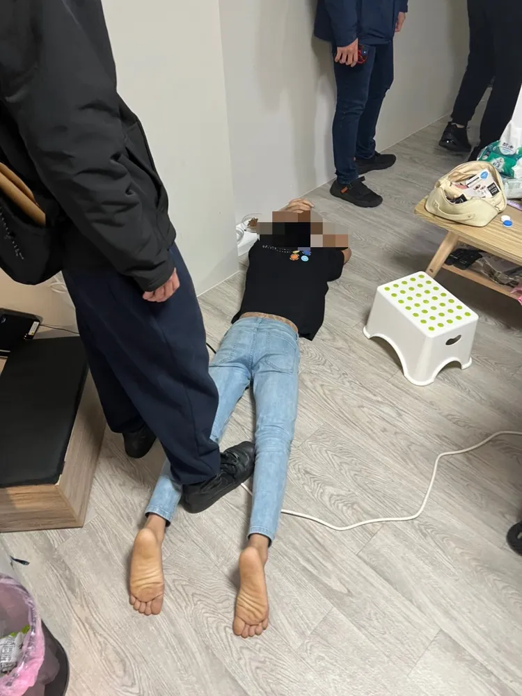 警方逮捕主嫌之一。翻攝畫面