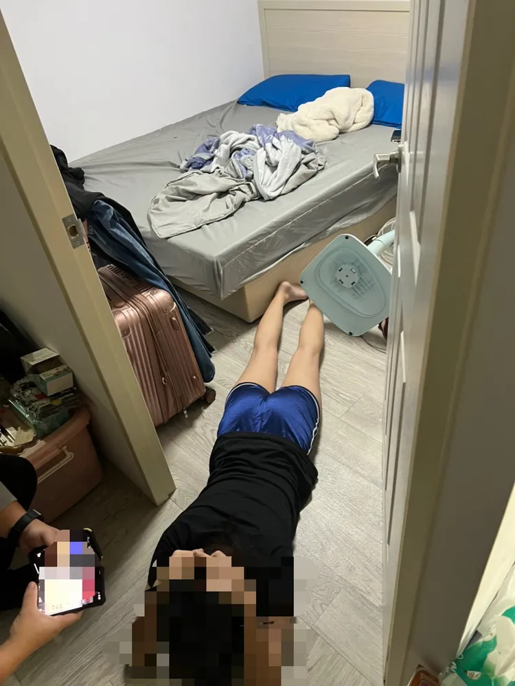 警方逮捕之嫌的女友。翻攝畫面