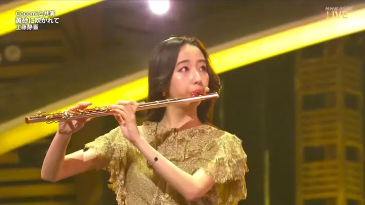 木村心美替媽媽伴奏吹奏長笛。翻攝ＮＨＫ