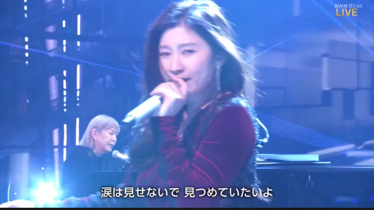 篠原涼子(前)找小室哲哉擔任伴奏。翻攝NHK