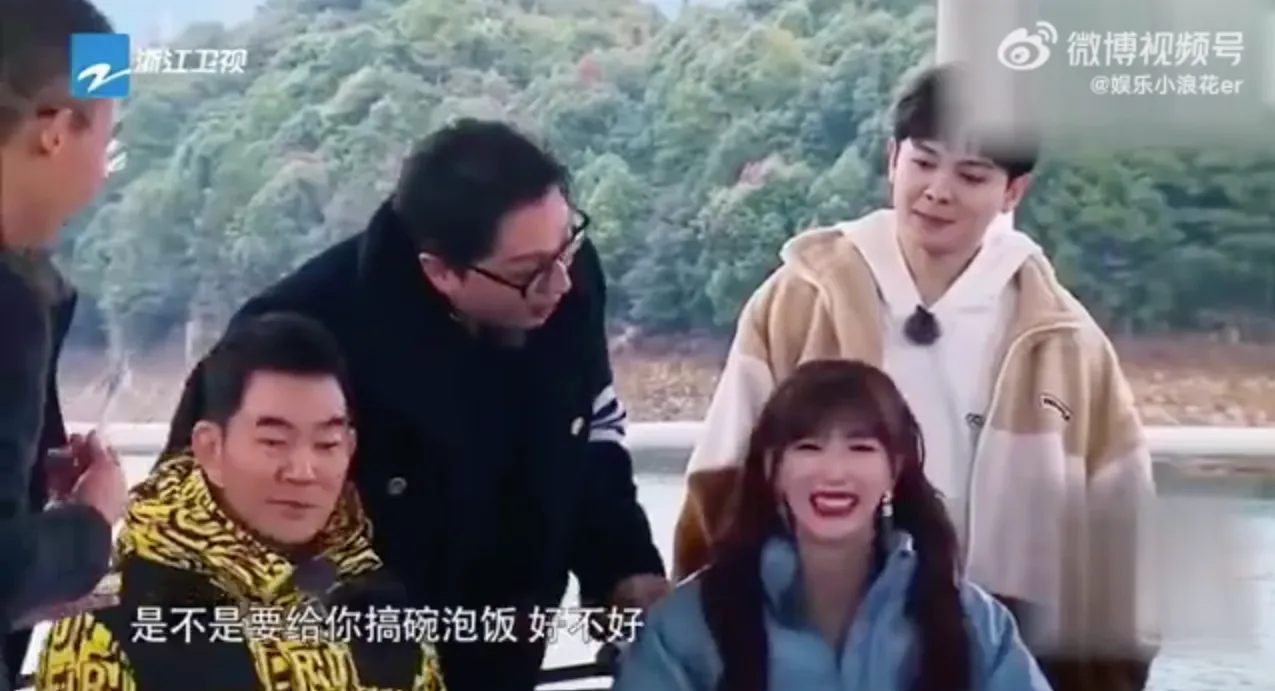 華少(左)虧孔雪兒(右)不會吃魚子醬。翻攝娛樂小浪花er微博