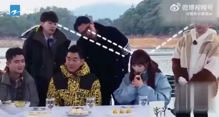 費啟鳴（後台左起）、華少、尤長靖猛盯孔雪兒（前排右）吃魚子醬。翻攝娛樂小浪花er微博