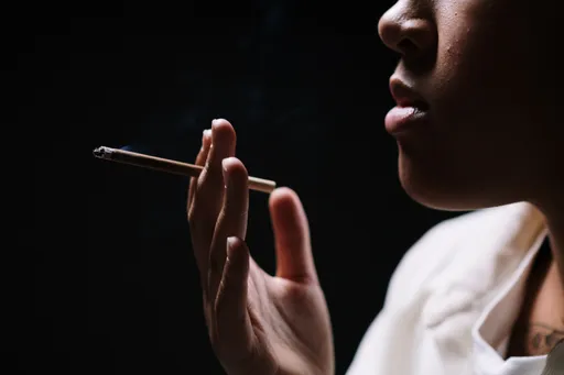 未熄灭烟头放床边引火灾 大意男及时扑灭!但下场惨了