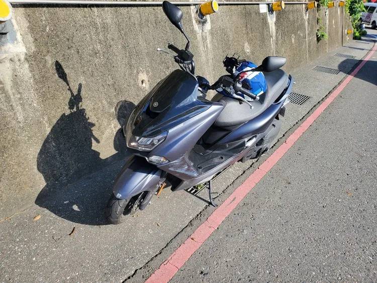 洪姓騎士不慎自摔引發這起車禍。淡水警分局提供