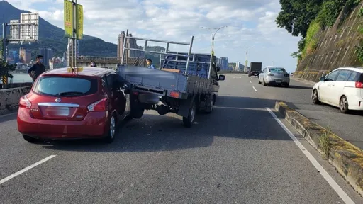 前方機車自摔急煞車　驚嚇一場！新北小貨車遭追撞幸無傷