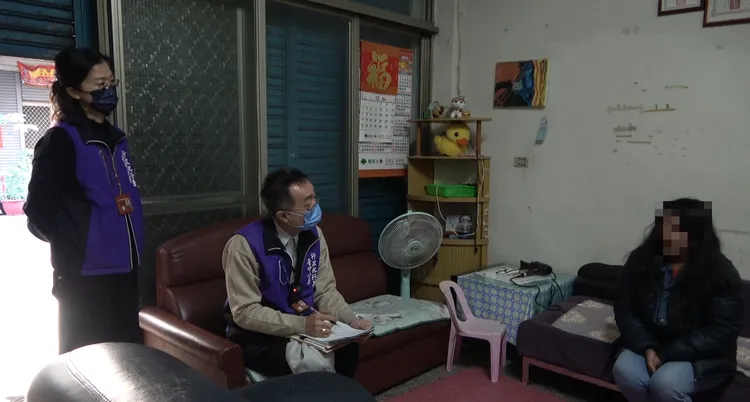 執行人員向李男家人說明查封原因。台中分署提供