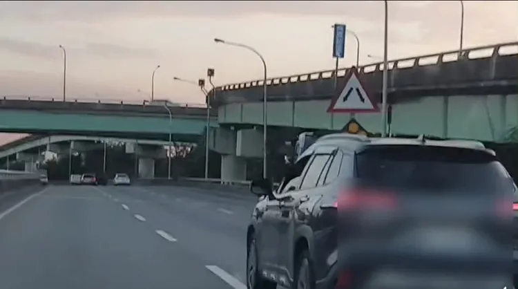 有民眾在台74快速道路拍到一輛休旅車，車頭插著交通分道標誌桿在快速道路上奔馳。翻攝《路上觀察學院》社團