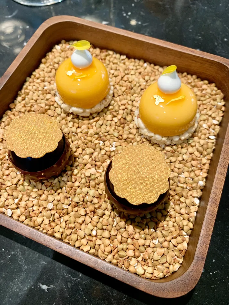 Orange柑橘塔/米香、Noir 牛肝蕈/巧克力。劉欣欣攝