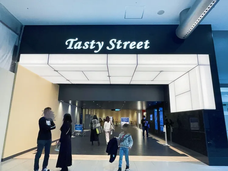 管制區外2樓有提供餐飲服務。黃盈甄攝