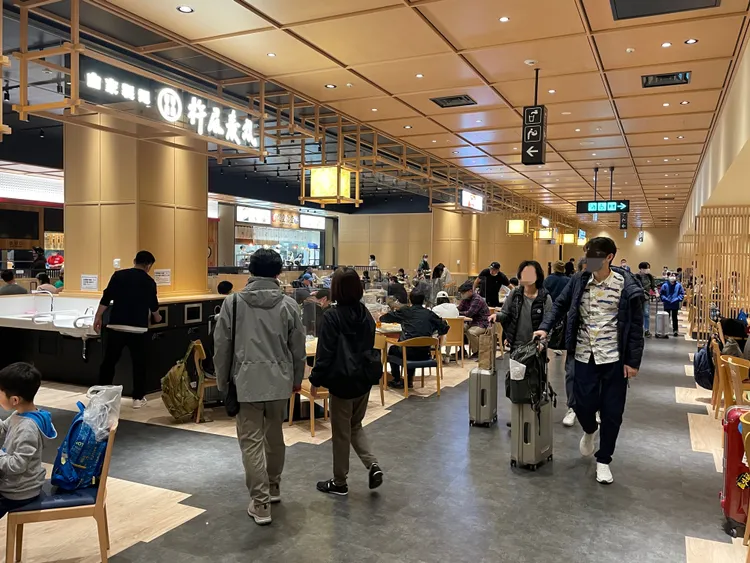 管制區外2樓美食街。黃盈甄攝