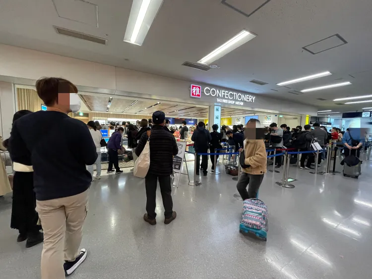 管制區內僅有一家伴手禮店家，時常湧現排隊人潮，建議有購買伴手禮需求的旅人在市區就買好買滿。黃盈甄攝