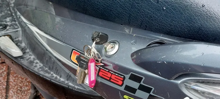 機車鑰匙孔上還插著鑰匙。翻攝畫面