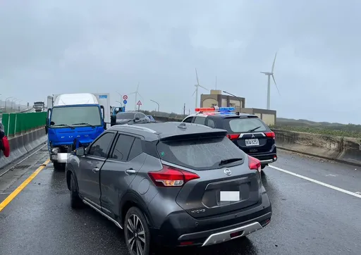 西濱快速道路觀音段6車連環撞　前方事故閃避不及釀2傷