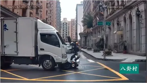 驚悚畫面曝光!路口未減速釀禍 女騎士遭貨車撞飛10公尺